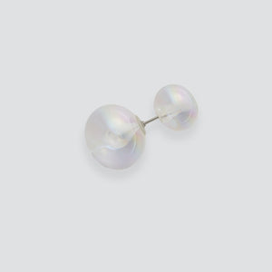Single stud double-sided earring pearl earrings, one slightly larger than the other, on a light gray background