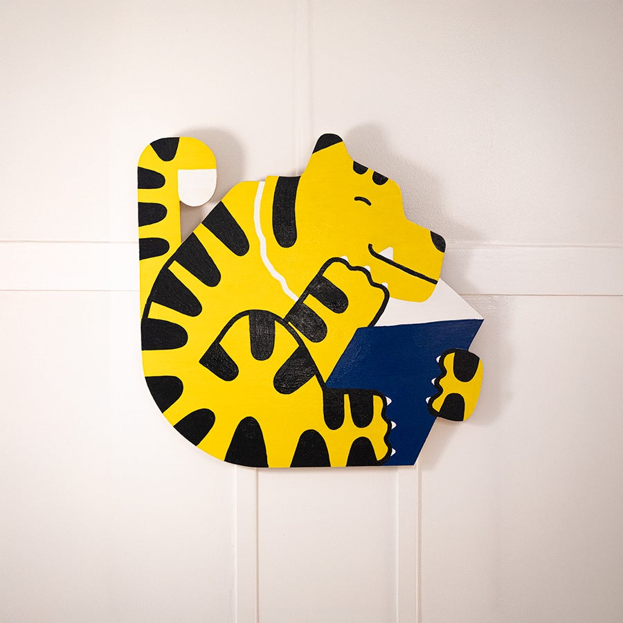 the tigre that reads