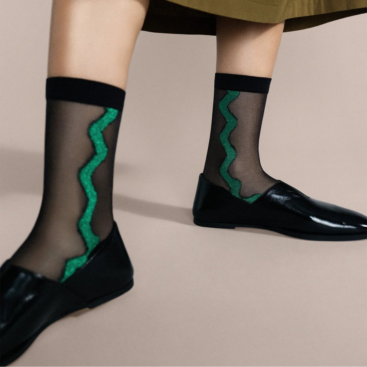 Zig Zag Sheer Crew Socks - Black